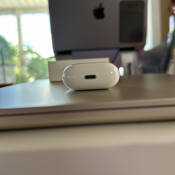 AirPods 1 with charging case (adult owned) - Picture 5 of 12